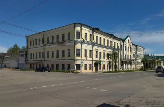 Здание 3-х этажное, общ.пл. 2845,9 кв.м, земельный участок, общ.пл. 2074 кв.м: Ярославская область, г. Ростов, ул. Покровская (бывш. Ленинская), д. 40